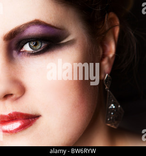 Gros plan du belle femme'face avec un miroir lumineux Banque D'Images