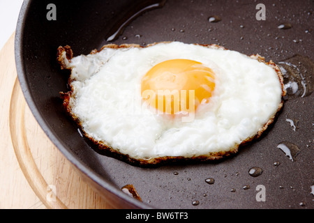 Image de l'oeuf au plat sur une casserole en téflon Banque D'Images