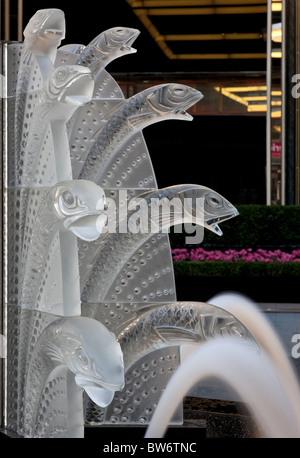 Lalique eau dans la cour d'entrée de l'Hôtel Savoy à Londres rénové - a rouvert ses portes en octobre 2010. Banque D'Images