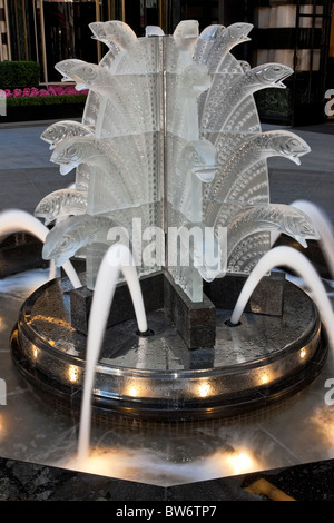 Lalique eau dans la cour d'entrée de l'Hôtel Savoy à Londres rénové - a rouvert ses portes en octobre 2010. Banque D'Images