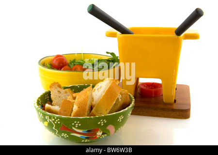 Fondue au fromage avec de la salade et du pain isolated over white Banque D'Images