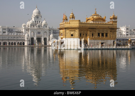 Golden Temple à Amritsar, province du Pendjab, en Inde au coucher du soleil. Ce temple est l'endroit le plus saint du sikhisme. Banque D'Images