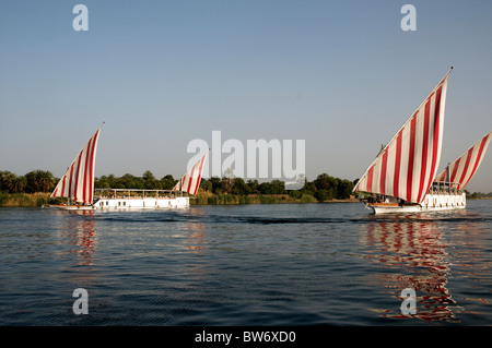 L'Égypte. La rivière du Nil. Deux dahabiyas navigation au nord de Kom Ombo. Banque D'Images