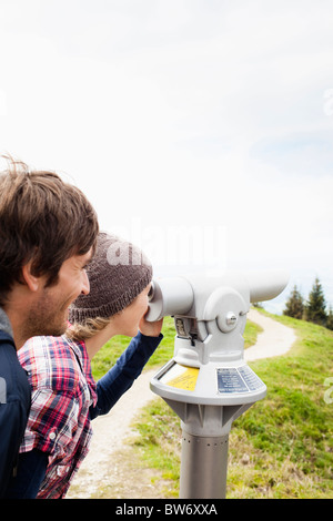 Couple à l'aide de télescope Banque D'Images