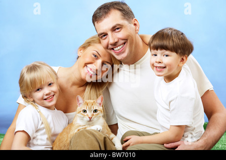 Portrait de membres de la famille affectueuse looking at camera sur fond bleu Banque D'Images