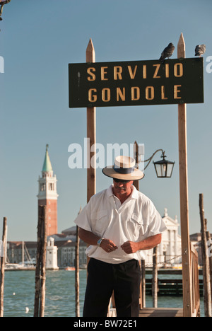 Gondolier en attente d', Venise, Italie, Europe Banque D'Images