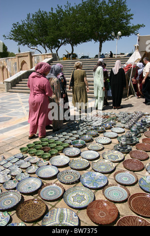 Habillé traditionnellement mesdames regarder souvenirs à Samarkand, Ouzbékistan Banque D'Images