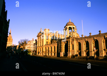 Tôt le matin, la lumière du soleil d'hiver sur Queen's College, High Street, Oxford Banque D'Images