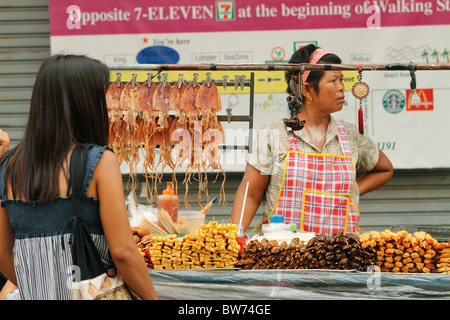 Thai young adult woman (fille) l'achat des aliments de la mer à sec à un vendeur de rue sur la rue. (Fille) Pattaya, Thaïlande, octobre, 201 Banque D'Images