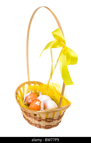 Image de thème de Pâques avec panier plein d'oeufs colorés sur fond blanc Banque D'Images