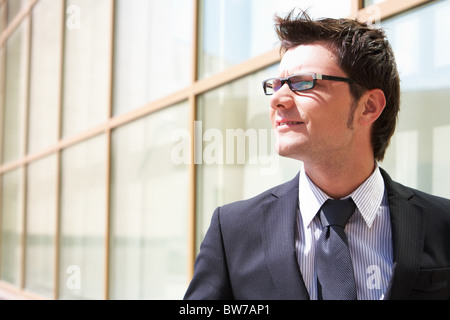 Portrait of businessman sur fond de bâtiment moderne Banque D'Images