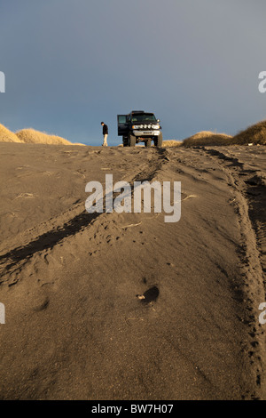 Une modification Ford E-350 sur une plage volcanique noire, côte sud-ouest de l'Islande. Banque D'Images