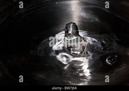 Frapper des gouttelettes de surface de l'eau. Banque D'Images