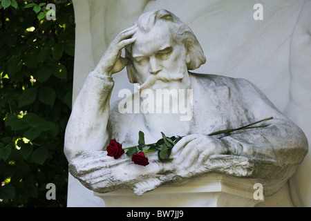 Pierre tombale du compositeur allemand Johannes Brahms (1833-1897), dans le Zentralfriedhof à Vienne, Autriche Banque D'Images