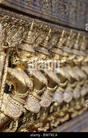 Décorations extérieures de l'Ubosoth (Temple du Bouddha d'Émeraude) Wat Phra Kaew, le Grand Palais de Bangkok. La Thaïlande. Banque D'Images