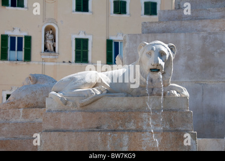 Lion en pierre fontaine dans la Piazza Federico II, Jesi, le Marches, Italie Banque D'Images