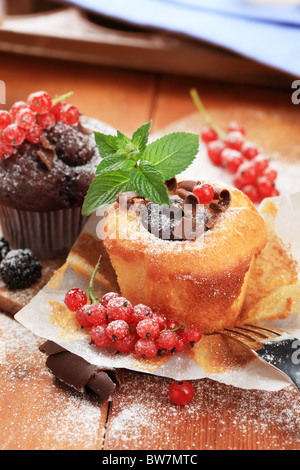 Chocolat noir fourré au chocolat et gâteau muffin Banque D'Images