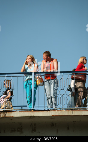 Un couple sur une passerelle, Brest, Biélorussie Banque D'Images