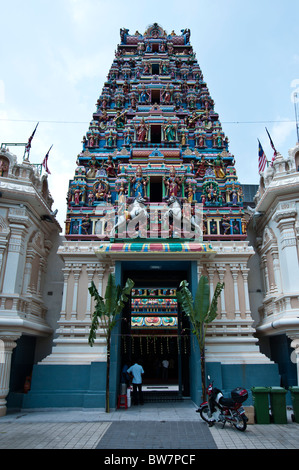 Sri Maha Mariamman Temple gopuram (tour de la passerelle) Kuala Lumpur Malaisie revêtus avec divinités hindoues et statues Banque D'Images