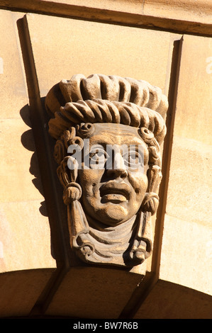 Tête sculptée sur le côté du Sheldonian Theatre Oxford England UK. Banque D'Images