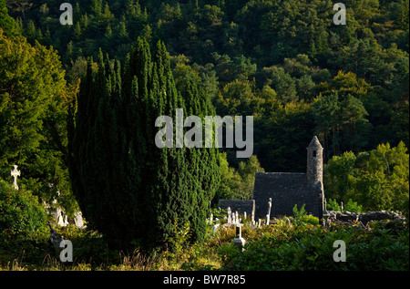 St Kevin's Church et cimetière de Glendalough Début Site Monastique, comté de Wicklow, Irlande Banque D'Images