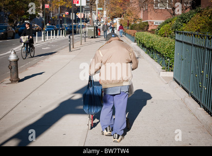 Une femme âgée avec sa marchette dans le quartier de Chelsea à New York samedi, Novembre 13, 2010. (© Richard B. Levine) Banque D'Images