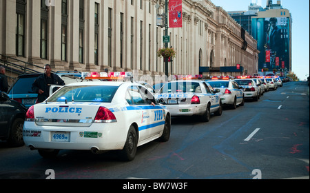 Officiers de NYPD park en masse avec des lumières clignotantes dans la région de New York Banque D'Images