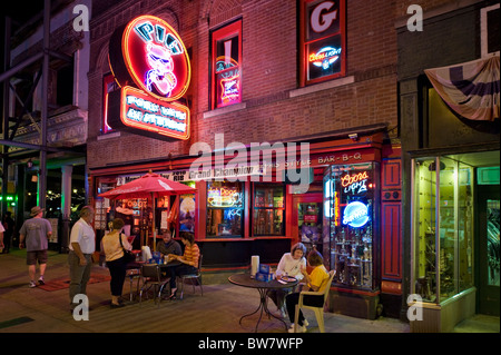 Restaurant sur Beale Street la nuit, Memphis, Tennessee, États-Unis Banque D'Images