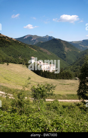 L'Abbaye de Fonte Avellana cachés dans les montagnes de Appenine Le Marches, Italie Banque D'Images