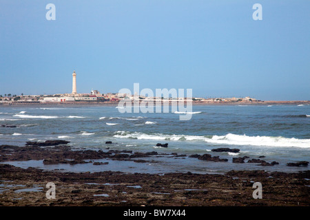 Une vue sur le phare d'El Hank sur la Corniche de l'océan Atlantique à Casablanca au Maroc. Banque D'Images