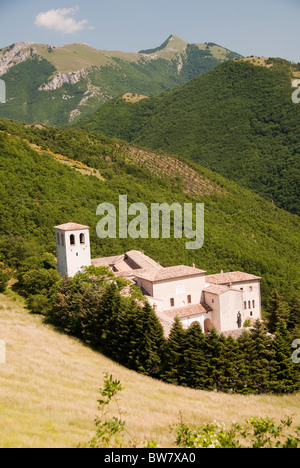 L'Abbaye de Fonte Avellana cachés dans les montagnes de Appenine Le Marches, Italie Banque D'Images