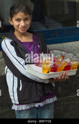 Jeune fille distributeur jello sur rue, Quito, Équateur Banque D'Images