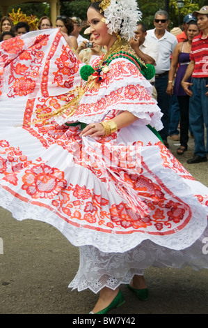 Une belle jeune femme portant une pollera danse dans un défilé à Pedasi Panama pendant l'assemblée annuelle du Festival du chariot. Banque D'Images