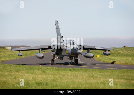 Tornado taxer avant le décollage à RAF Leuchars. Banque D'Images