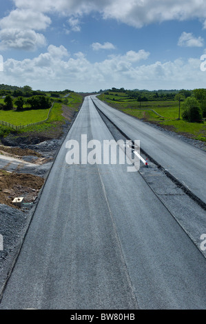 Nouvelle route développé avec l'aide de fonds de l'UE près de Ennis, dans le comté de Clare, à l'ouest de l'Irlande Banque D'Images