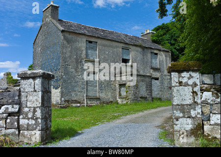 Presbytère de deux étages abandonnés dans maison rural, Kilfenora, comté de Clare, Irlande Banque D'Images