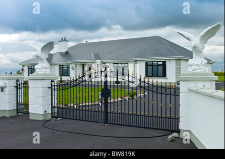 Nouveau bungalow moderne, typique d'une nouvelle évolution en Irlande, à l'ouest de Curragh, comté de Galway, Irlande Banque D'Images