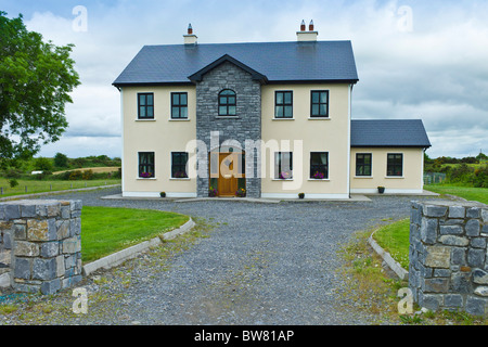 Nouvelle maison moderne, typique d'une nouvelle évolution en Irlande, à l'ouest de Curragh, comté de Galway, Irlande Banque D'Images