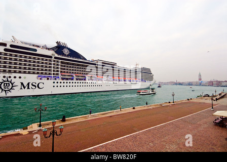 Le navire de croisière MSC Magnifica entrant dans le port de Venise sur un matin d'hiver Banque D'Images