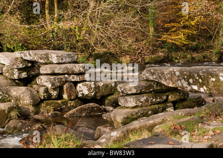 Dartmeet Clapper Bridge sur l'Est de la rivière Dart sur le parc national du Dartmoor dans le Devon en Angleterre Banque D'Images