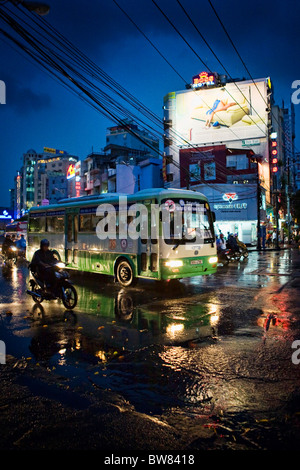 Trafic de nuit au Vietnam à Ho Chi Minh City Banque D'Images