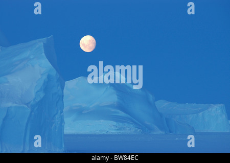 La lune (presque pleine) qui s'élève au-dessus de paysage sur l'Antarctique, l'Antarctique Banque D'Images