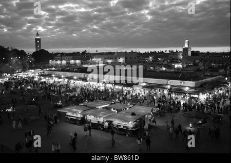 Maroc Marrakech - 2010 La célèbre place Djemaa El-Fna place du marché à Marrakech en début de soirée au crépuscule Banque D'Images