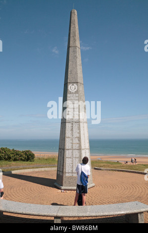 Teenage boy looking up à la 1re Division d'infanterie, au-dessus du Mémorial Les Moulins draw, Omaha Beach, Normandie, France. Banque D'Images