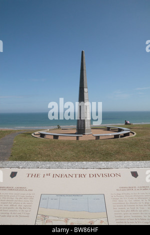 La 1re Division d'infanterie Memorial & au-dessus de la plaque d'information Les Moulins draw, Omaha Beach, Normandie, France. Banque D'Images