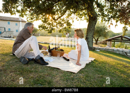 Vieux couple bénéficiant d'un pique-nique en Croatie Banque D'Images