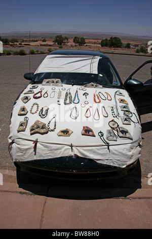 Native American bijoux exposés à la vente sur un capot de voiture dans la région de Canyon de Chelly, USA National Park, Arizona, Chinle, 16 juin, 2010 Banque D'Images