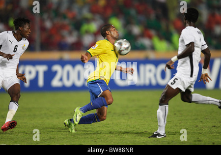 Alex Teixeira de pièges Brésil la balle pendant la Coupe du Monde U-20 de la FIFA finale contre le Ghana le 16 octobre 2009 Banque D'Images