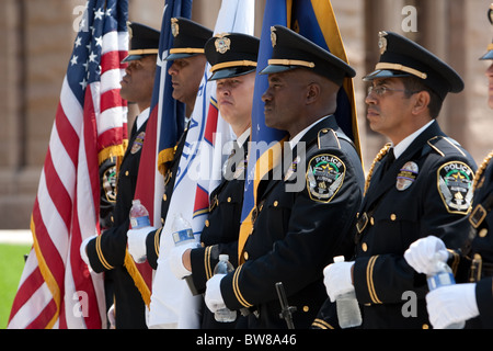 Groupe multi-ethnique des agents de police présents drapeaux que la couleur garde pendant la journée commémorative des agents de la paix à Austin, Texas Banque D'Images