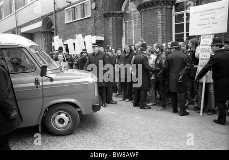 Les travailleurs de l'imprimerie de NGA piquent dans les bureaux des journaux Express et Star en 1985 PHOTO DE DAVID BAGNALL Banque D'Images